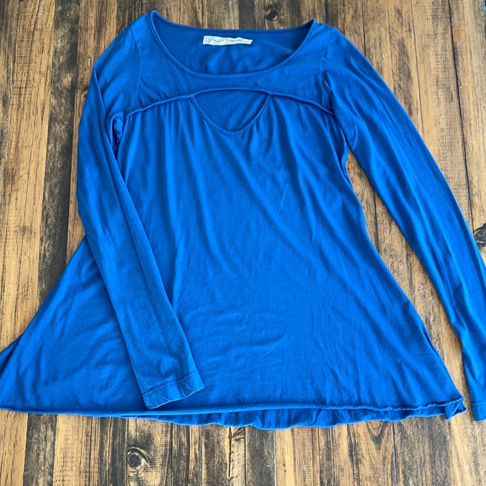 Graham and Spencer a-line long sleeve top with key hole.
